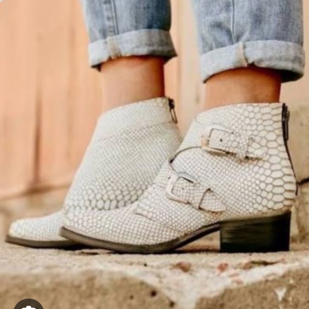 EUC Freebird Steve Madden Saga white snakeskin ankle boots 6